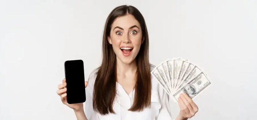 mujer sonriente con dinero de pr&eacute;stamo en su mano