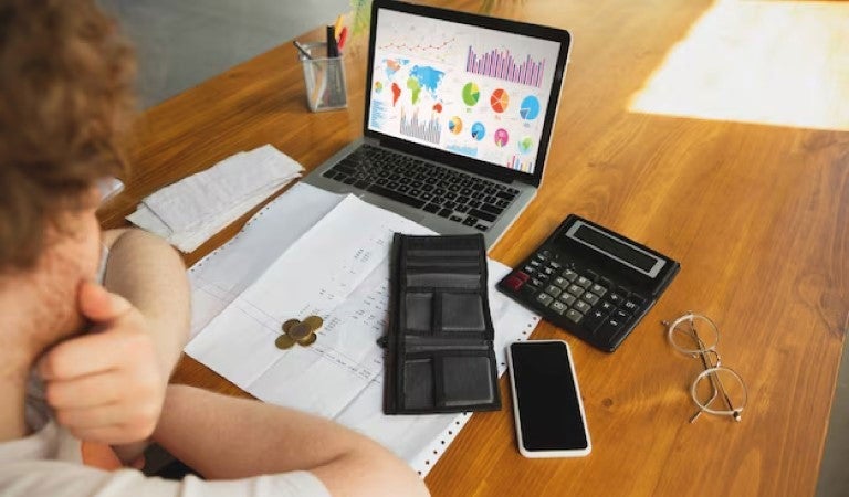 joven calculando tasa de interés
