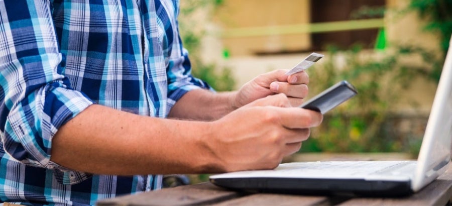 Hombre en su celular conociendo sobre qué es pago anticipado