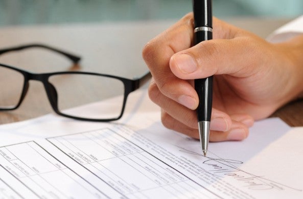 persona firmando documento financiero