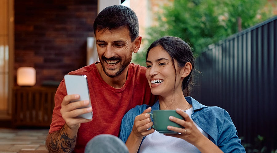 Persona revisando el crecimiento de sus ahorros mientras aprende c&oacute;mo hacer crecer tu dinero con alternativas de bajo riesgo