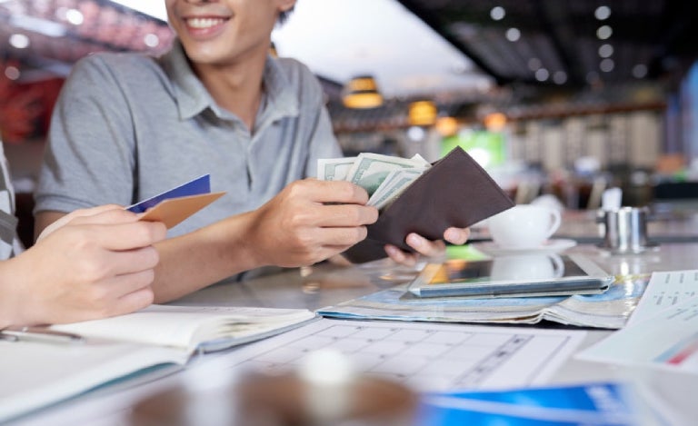 persona pagando sus deudas en el banco