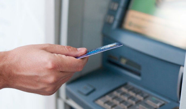 persona retirando dinero de cajero automatico
