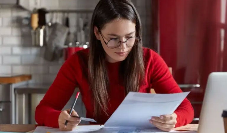 mujer consultando su historial crediticio