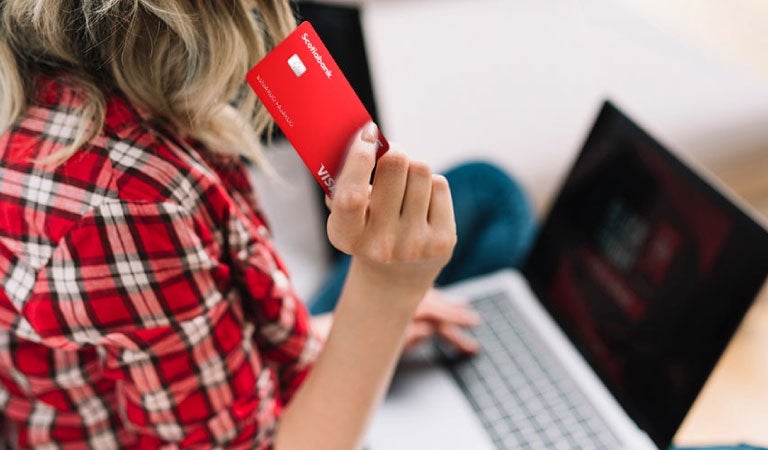 joven explorando internet en busca de compras online con su tarjeta de débito