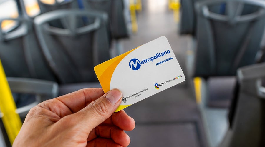 Una pareja en la estaci&oacute;n del metropolitano mostrando su recarga virtual realizada por plin desde la app de Scotiabank