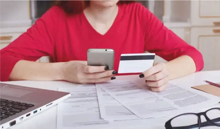 mujer aplicando estrategias para mejorar su historial crediticio