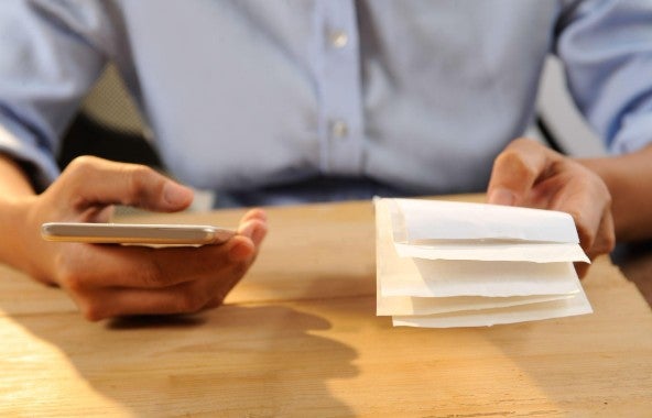 Tarjeta de crédito junto a cuentas y calendario representando el pago diferido y la organización financiera