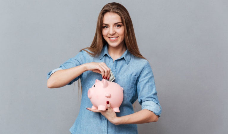 chica con alcancia de ahorros
