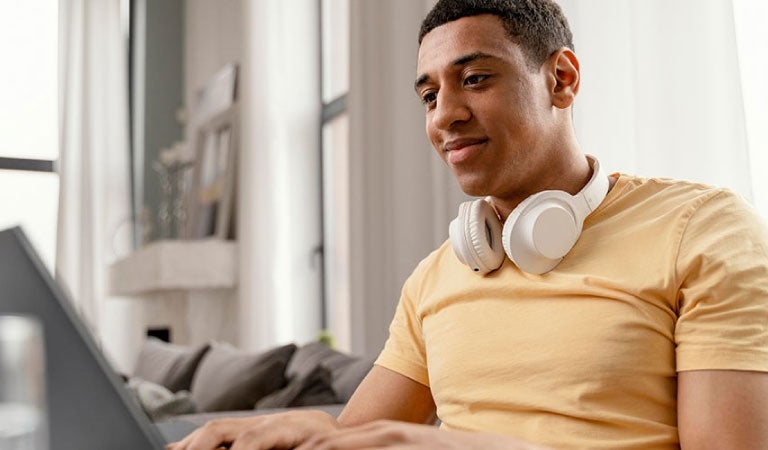 Joven busca informaci&oacute;n sobre los tipos de fondos mutuos