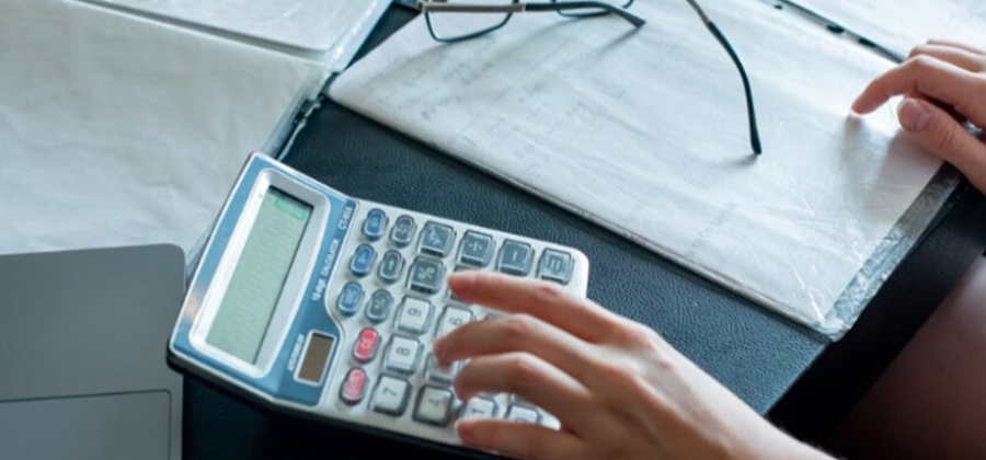 persona calculando pago de utilidades en peru