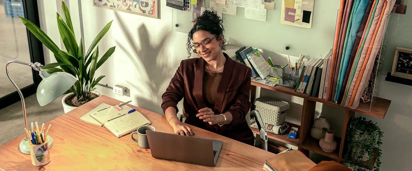 ejecutiva sonriendo por que obtuvo capital para su empresa