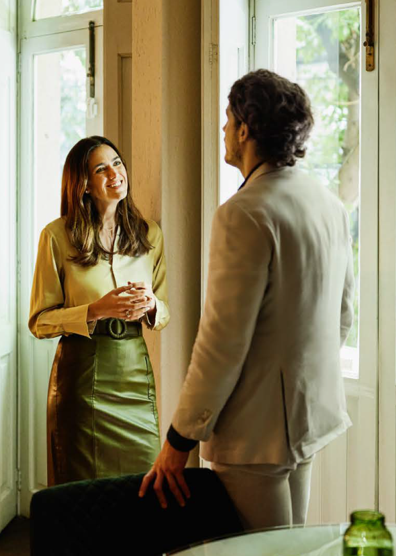 mujer trabajando en sala