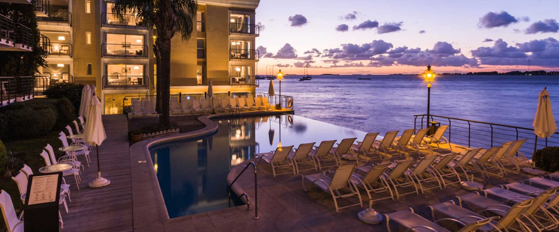 Personas surfeando al atardecer